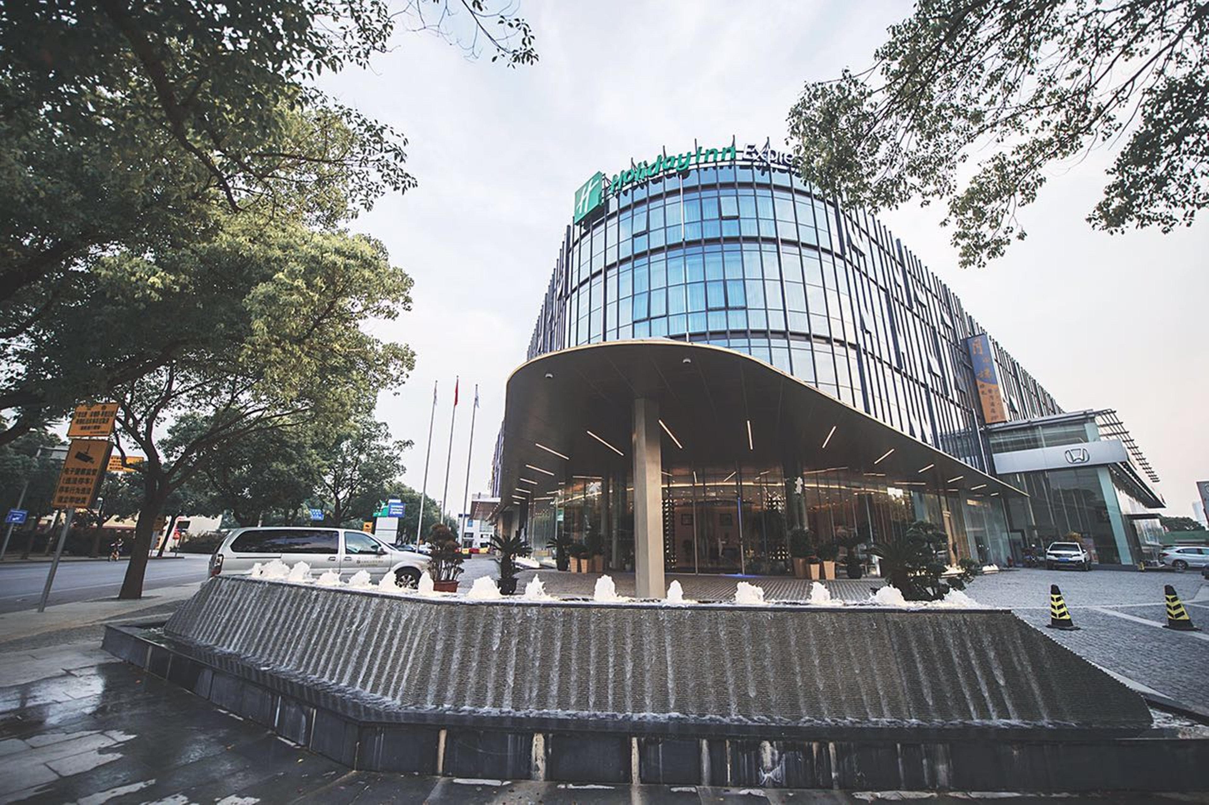 Holiday Inn Express Shanghai Songjiang Fangta, An Ihg Hotel Exterior photo